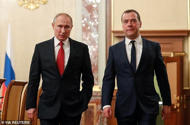 Sau khi ông Putin trở lại vị trí Tổng thống vào năm 2012, ông Medvedev liên tục đảm nhiệm chức vụ Thủ tướng trong chính quyền của ông Putin cho tới khi từ chức vào ngày 15/1 vừa qua. Ảnh: Reuters. Mời độc giả xem thêm video: Tổng thống Putin đề cử ông Medvedev làm Thủ tướng Nga hồi năm 2018 (Nguồn video: VTC1)