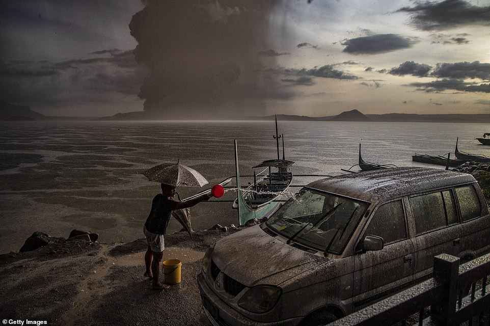 Cuộc sống của người dân bị ảnh hưởng nhiều sau khi núi lửa Taal thức giấc, phun trào.