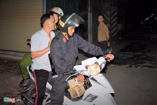 Nguoi dan ong vua cham phao bi canh sat bat qua tang