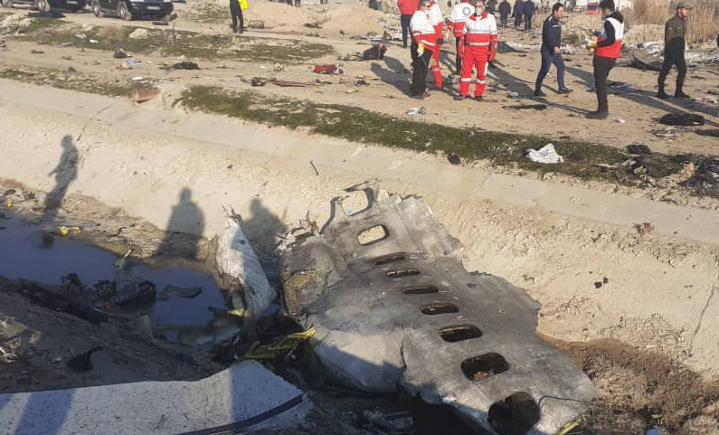 Nguyên nhân vụ rơi máy bay ban đầu được xác định là do lỗi kỹ thuật, song vẫn có nhiều nghi vấn được đặt ra.