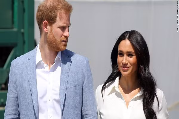 Vi sao Hoang tu Harry va Cong nuong Meghan muon “rut” khoi gia dinh Hoang gia?