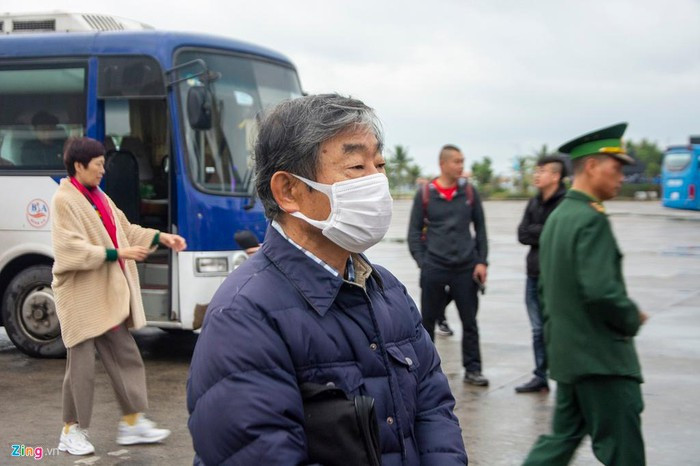 Khác với không khí vui tươi, tấp nập như mọi năm, ngày đầu năm mới Canh Tý, Zing.vn ghi nhận có không không ít du khách đeo khẩu trang phòng nhiễm virus corona.