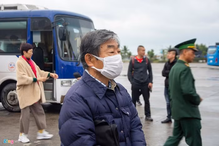 Khác với không khí vui tươi, tấp nập như mọi năm, ngày đầu năm mới Canh Tý, Zing.vn ghi nhận có không không ít du khách đeo khẩu trang phòng nhiễm virus corona.