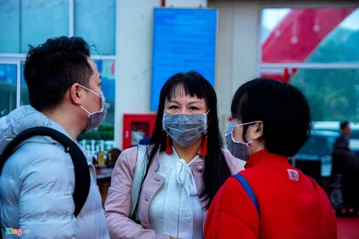 Khi nói chuyện những vị khách trong đoàn vẫn giữ nguyên khẩu trang để phòng lây lan dịch bệnh.