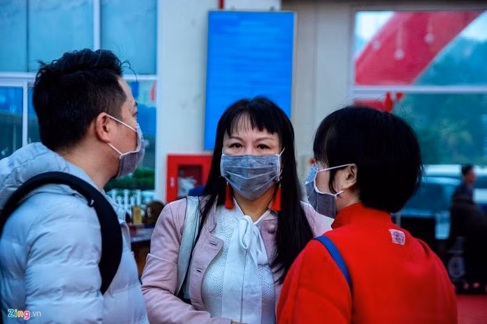 Khi nói chuyện những vị khách trong đoàn vẫn giữ nguyên khẩu trang để phòng lây lan dịch bệnh.