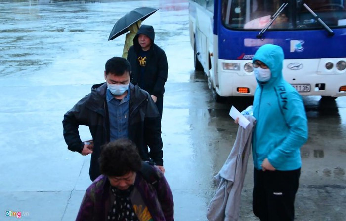 Nhiều du khách chấp nhận chọn khẩu trang làm "bạn đồng hành" cho cả chuyến du lịch tham quan vịnh Hạ Long của mình.