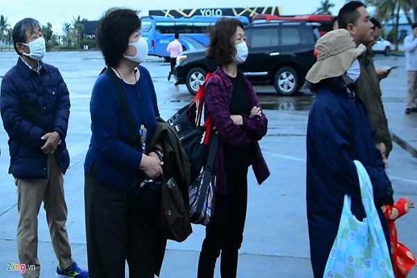 Trong ngày đầu năm mới, cảng tàu đón ước đạt 10.000 lượt khách tham quan vịnh Hạ Long.