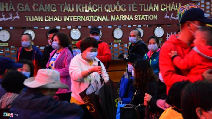 ... hoặc trang bị khẩu trang y tế phòng dịch N95 khi ra ngoài và tại những nơi công cộng, người dân từ vùng dịch (Vũ Hán - Trung Quốc) trở về phải đến ngay các trung tâm y tế để theo dõi.