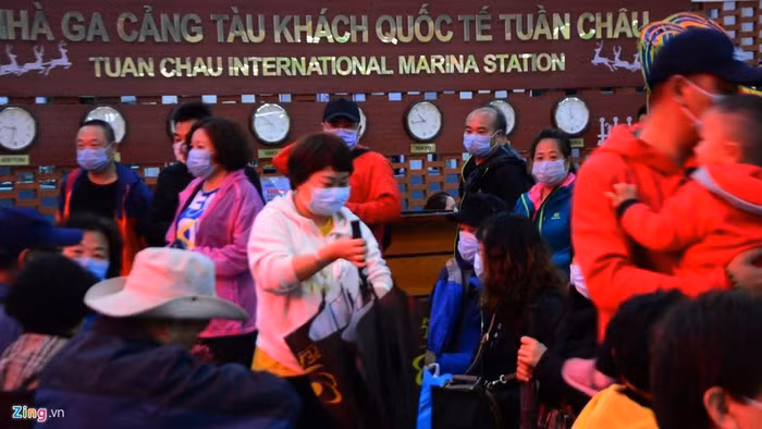 ... hoặc trang bị khẩu trang y tế phòng dịch N95 khi ra ngoài và tại những nơi công cộng, người dân từ vùng dịch (Vũ Hán - Trung Quốc) trở về phải đến ngay các trung tâm y tế để theo dõi.