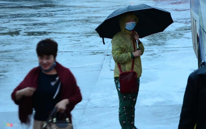Theo Người Lao Động, đến trưa 25/1 (tức mùng 1 Tết Canh Tý), ông Nguyễn Minh Xoang, Giám đốc Công ty lữ hành quốc tế Hải Vân Cát, trụ sở tại TP Đà Nẵng, cho biết công ty đang tìm vé máy bay để đưa đoàn khách từ TP Vũ Hán, tỉnh Hồ Bắc, Trung Quốc về nước. Công ty đưa được 52/218 hành khách trong đoàn khách trên về nước trên các chuyến bay tới tỉnh Hồ Nam, Trung Quốc.