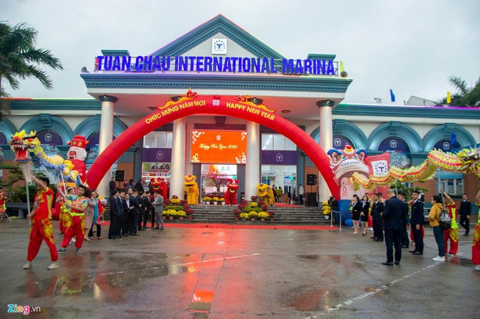 Sáng mùng 1 Tết Nguyên đán Canh Tý, cảng tàu khách quốc tế Tuần Châu, TP Hạ Long tỉnh Quảng Ninh tổ chức đón đoàn khách quốc tế tham quan và xông đất vịnh Hạ Long.