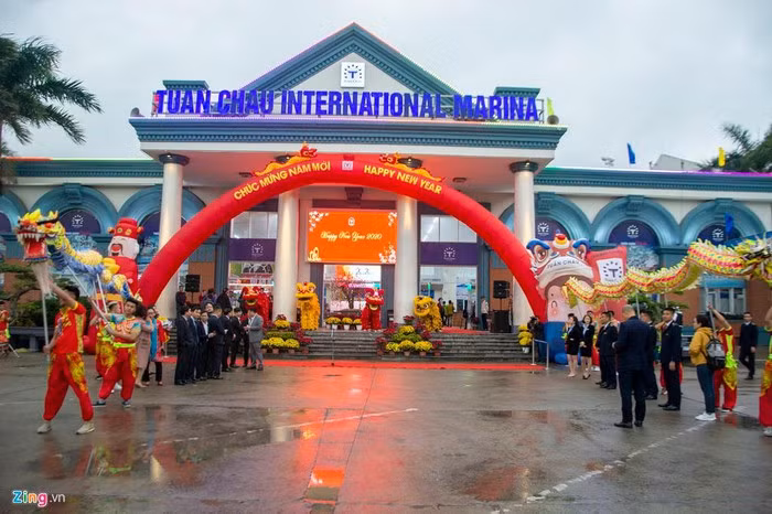 Sáng mùng 1 Tết Nguyên đán Canh Tý, cảng tàu khách quốc tế Tuần Châu, TP Hạ Long tỉnh Quảng Ninh tổ chức đón đoàn khách quốc tế tham quan và xông đất vịnh Hạ Long.