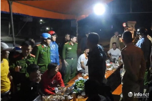 Chem nguoi trong thuong roi tu tap an nhau ngay sau Giao thua