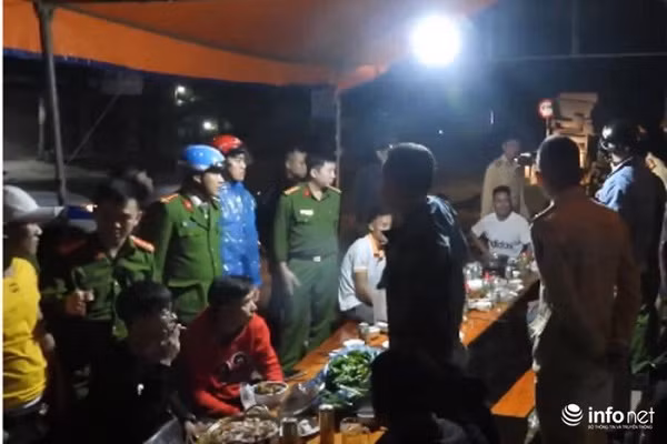 Chem nguoi trong thuong roi tu tap an nhau ngay sau Giao thua