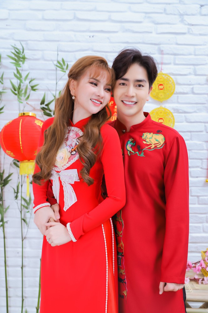 Thu Thuy va chong tre kem 10 tuoi dien ao dai ruc ro don Tet o Da Lat-Hinh-6