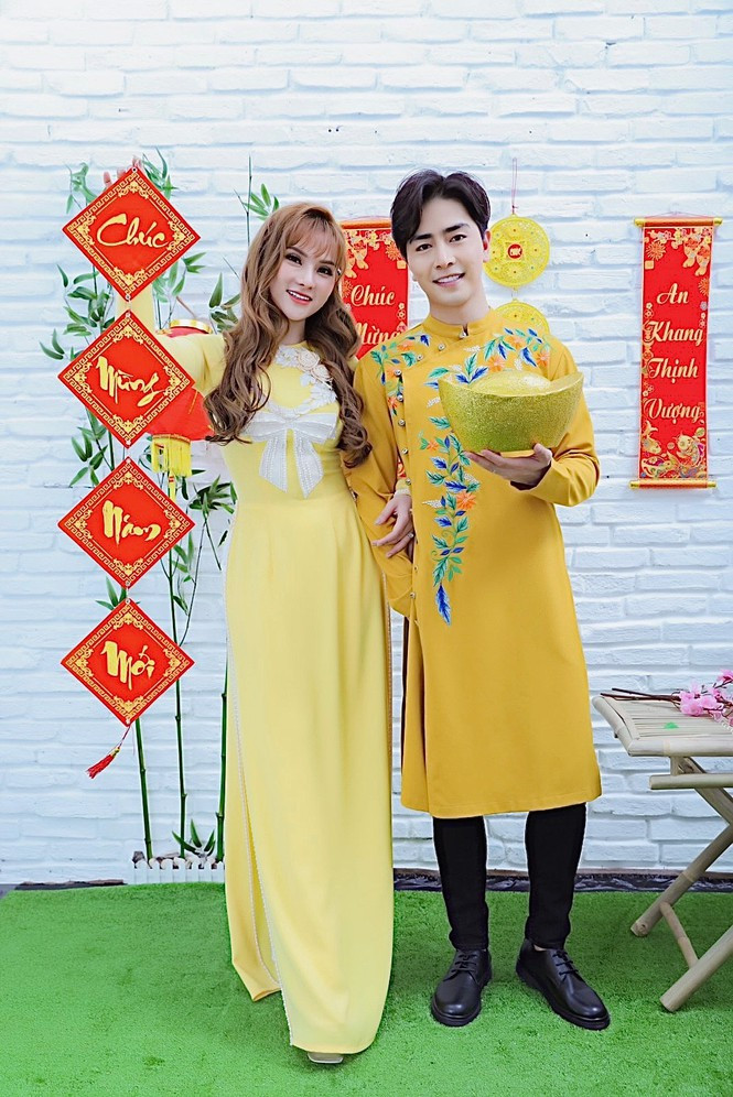 Thu Thuy va chong tre kem 10 tuoi dien ao dai ruc ro don Tet o Da Lat