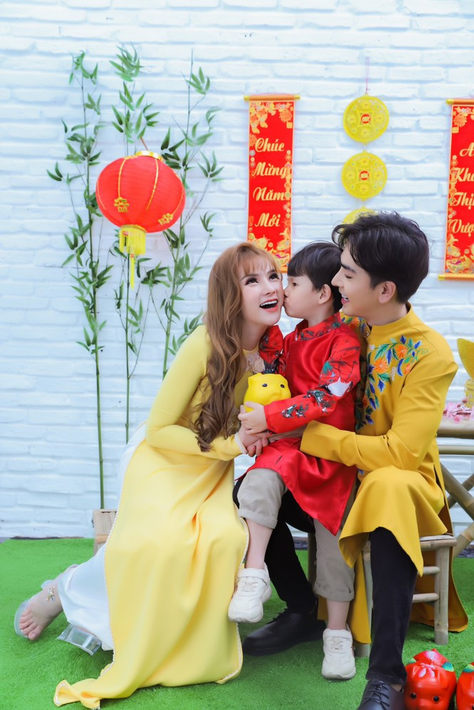 Thu Thuy va chong tre kem 10 tuoi dien ao dai ruc ro don Tet o Da Lat-Hinh-9