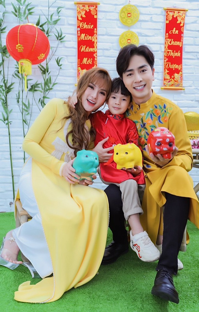 Thu Thuy va chong tre kem 10 tuoi dien ao dai ruc ro don Tet o Da Lat-Hinh-7