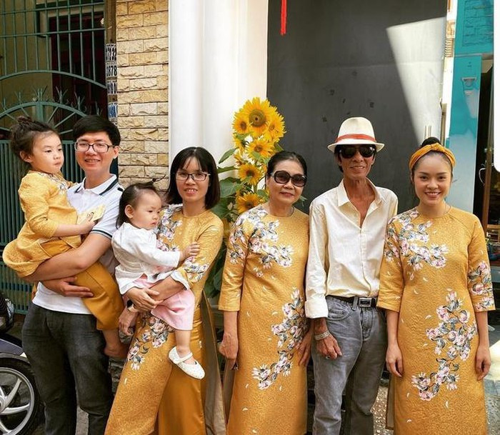 Nữ diễn viên Dương Cẩm Lynh mặc ton sur ton với mẹ và chị, cùng gia đình đi chúc Tết đầu năm. Con trai cô cũng được mặc áo dài có họa tiết và màu sắc trùng khớp với mẹ.