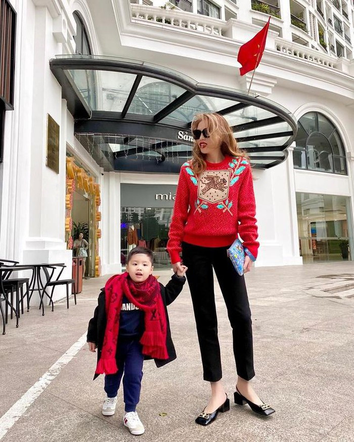 Kỳ Duyên về Nam Định đoàn tụ cùng gia đình. Người đẹp 24 tuổi chia sẻ khoảnh khắc dạo chơi cùng cháu trai vào sáng mùng một Tết. "Hôm qua Giao Thừa 2 cô cháu hơi lôi thôi nên hôm nay quyết định lên đồ mùng một đỏ chót cho rực rỡ. Xong xuôi trời lại mưa như bão ướt hết cả một tâm hồn", Hoa hậu Việt Nam 2014 chia sẻ.