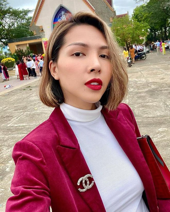 Siêu mẫu Minh Triệu cũng diện áo khoác đỏ để đi chơi đầu xuân cùng gia đình.