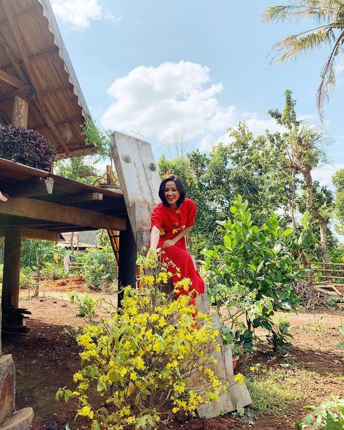 Hoa hậu Hoàn vũ Việt Nam 2017 nhận được nhiều lời khen cho vẻ ngoài rạng rỡ dù trang điểm rất nhẹ. Năm nay, cô và cha mẹ đón Tết trong căn nhà khang trang được xây mới hồi giữa năm 2019.