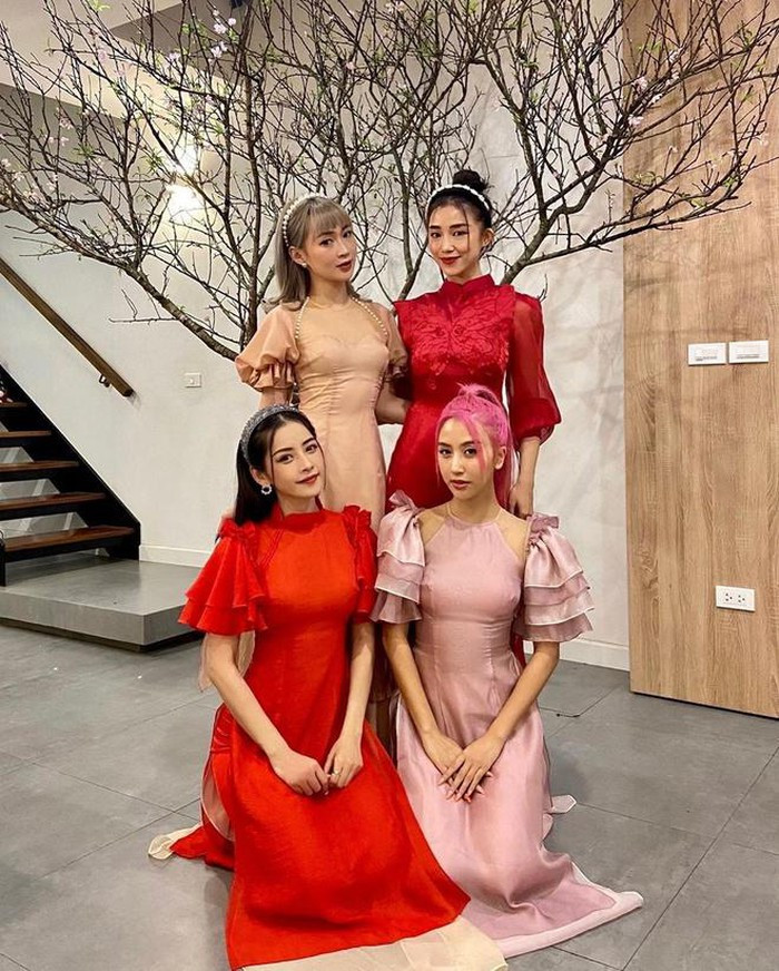 Nhóm bạn thân Chi Pu, Quỳnh Anh Shyn, Salim và SunHT tiếp tục gặp gỡ ngày đầu xuân năm mới. Nhóm lựa chọn áo dài đồng điệu về thiết kế để diện Tết.