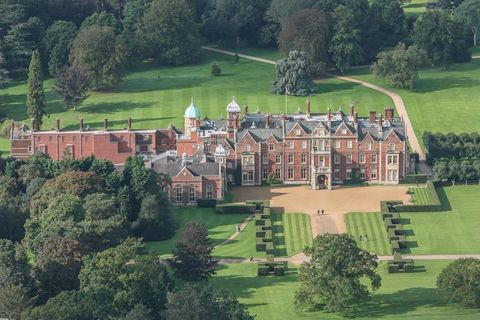 Không giống như các cung điện hoàng gia như Lâu đài Windsor hay Cung điện Buckingham, Sandringham House và Lâu đài Bolmoral đều là nhà riêng của Nữ hoàng. Ảnh: TCM.