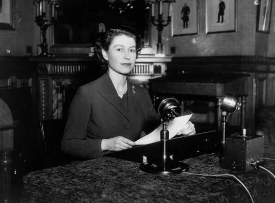 Năm 1957, thông điệp Giáng sinh của Nữ hoàng Elizabeth II được phát sóng trực tiếp trên truyền hình lần đầu tiên từ dinh thự Sandringham. Ảnh: Getty.