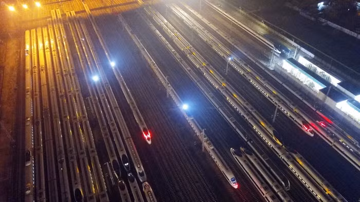 Các nhà chức trách cũng tặng vé giảm giá cho những người đi theo "lộ trình ngược" để khuyến khích người dân di chuyển từ quê nhà ra thành phố đón năm mới.