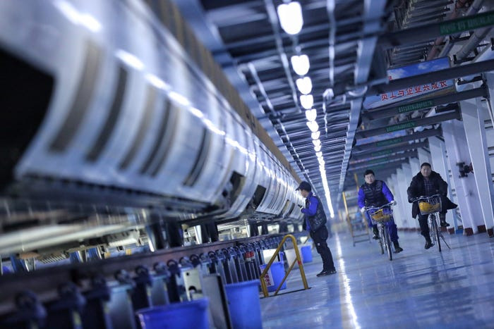 Các nhân viên bảo dưỡng đi xe đạp để kiểm tra các chuyến tàu ở Bắc Kinh tối 9/1, trước khi mùa xuân vận diễn ra.