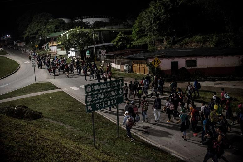 Dù ngày hay đêm, đoàn người di cư Honduras vẫn tiếp tục hành trình tới "miền đất hứa".