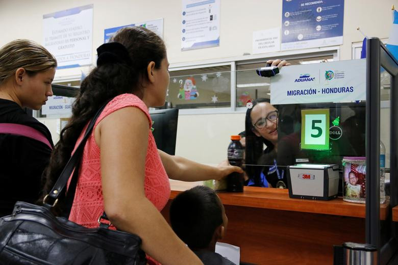 "Chúng tôi không thể chặn những người có giấy tờ tùy thân vào nước mình. Chúng tôi sẽ yêu cầu họ xuất trình giấy tờ. Nếu không có, họ sẽ buộc phải quay trở lại Honduras", Tổng thống Guatemala Alejandro Giammattei cho biết. Được biết, theo thỏa thuận giữa các quốc gia Trung Mỹ, người di cư sẽ được phép đi qua Guatemala.