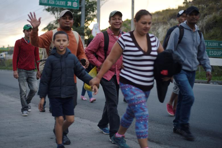 Hồi tháng 4/2019, hơn 1.100 người Honduras đã "băng" qua Guatemala và Mexico, khiến Tổng thống Donald Trump đe dọa sẽ đóng cửa biên giới Mỹ-Mexico. Sau đó, ông chủ Nhà Trắng yêu cầu Mexico phải ngăn chặn dòng người di cư đổ vào Mỹ, nếu không sẽ áp đặt các biện pháp trừng phạt.