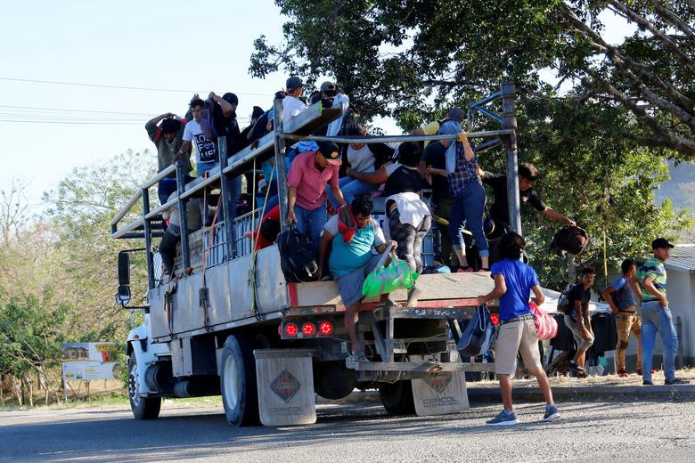 Không ít người tìm cách trèo lên xe tải "quá giang".