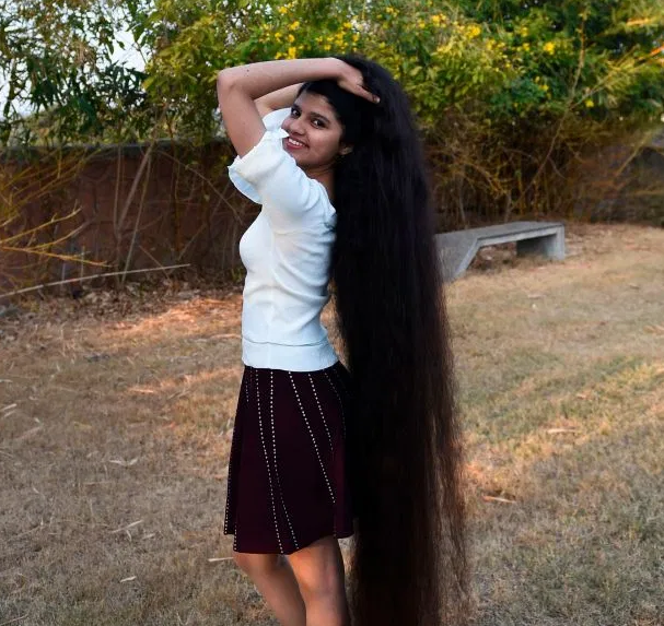 "Gia đình và bạn bè rất tự hào về tôi, đến mức họ còn gọi tôi là công chúa tóc mây ngoài đời thực", thiếu nữ 17 tuổi chia sẻ.