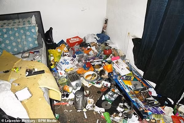 Cha me nghien ma tuy, bo con song trong ngoi nha ngap rac boc mui-Hinh-2