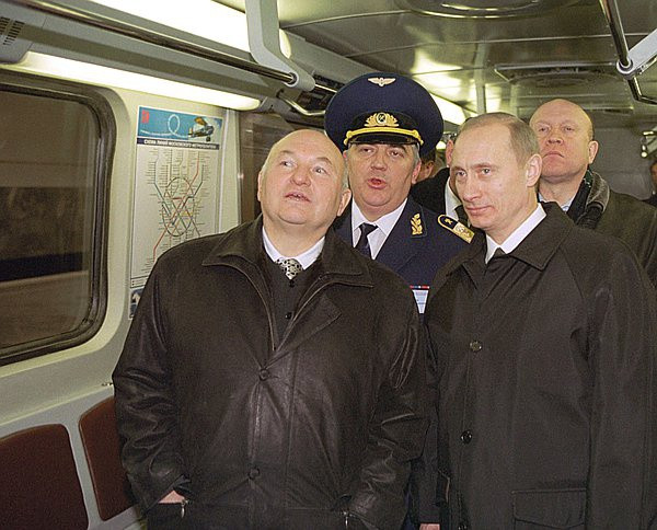 Ông Putin cùng Thị trưởng Moscow Yuri Luzhkov kiểm tra đoàn tàu thế hệ mới có tên Yauza tháng 12/2001.