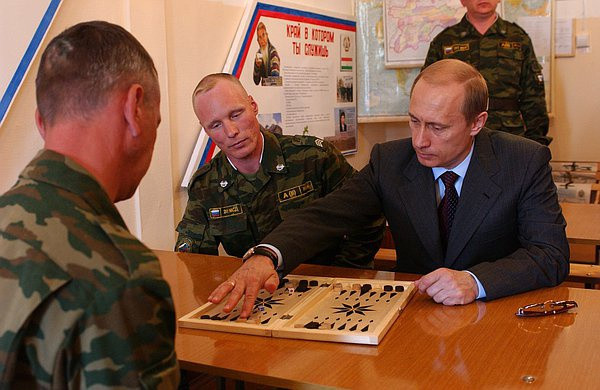 Ông Putin chơi backgammon, hay cờ tào cáo bên lề cuộc họp Cộng đồng Kinh tế Á Âu và Tổ chức Hiệp ước An ninh Tập thể ở thủ đô Dushanbe của Tajikistan vào tháng 4/2003.