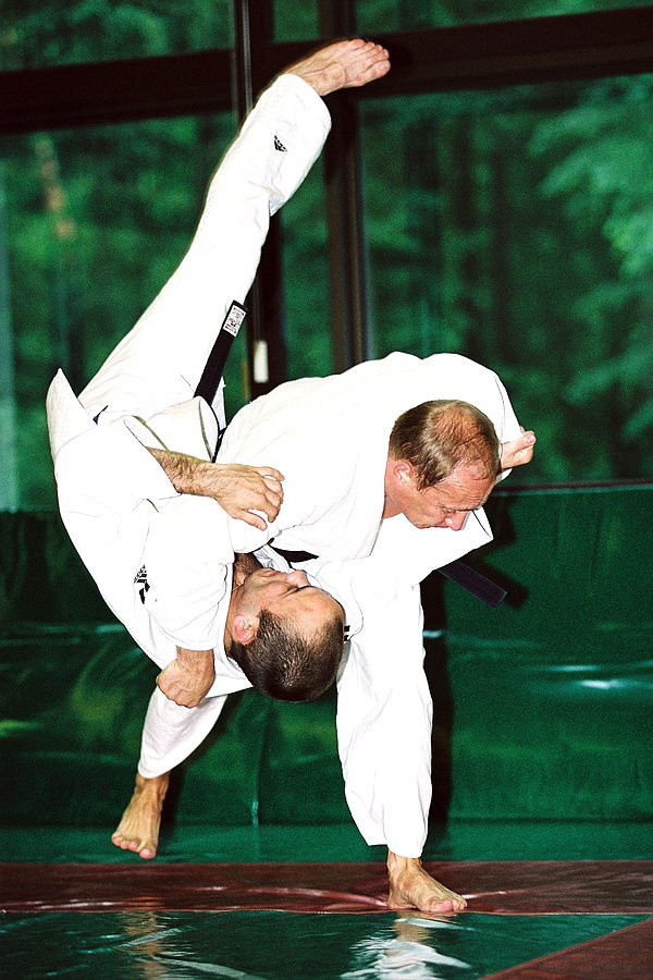 Ông Putin lật nhào đối thủ trên sàn judo.