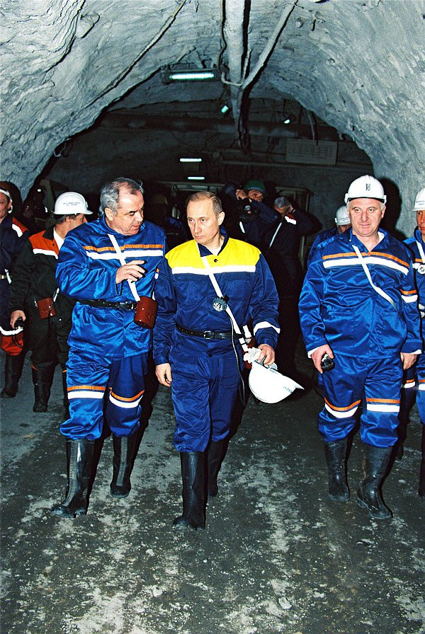 Ông Putin cùng những người thợ mỏ đi xuống mỏ quặng sâu gần 1 km ở thành phố Talnakh, vùng Krasnoyarsk, Nga.