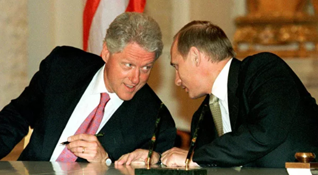 Tháng 6/2000, Tổng thống Mỹ Bill Clinton đến thăm Nga. Hai bên đã ký bản ghi nhớ về việc thành lập trung tâm trao đổi dữ liệu chung về hệ thống cảnh báo sớm các vụ phóng tên lửa ở Moscow.
