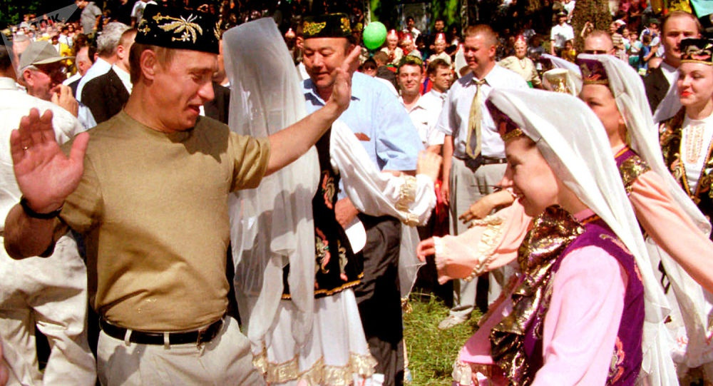 Tổng thống Putin đội mũ Tubeteika truyền thống và khiêu vũ trong lễ hội Sabantuy ở Cộng hòa Tatarstan thuộc Nga.