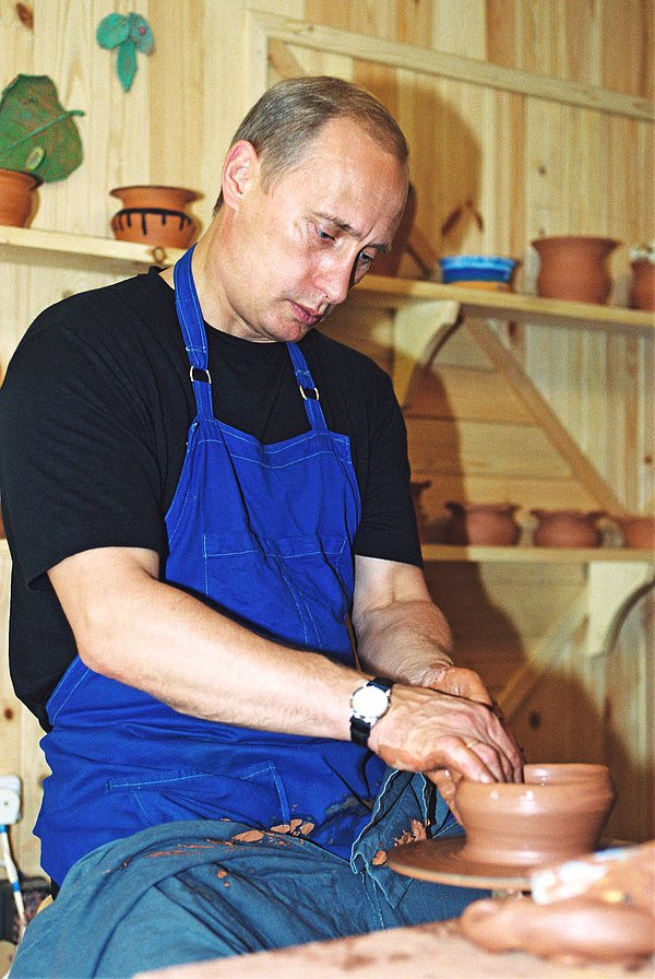Ông Putin đến thăm trung tâm văn hóa - dân tộc học Nga ở làng Verkhniye Mandrogi, làng nghề gốm và dệt ở Sloboda. Tại đây, ông đã thử tự tay làm gốm.