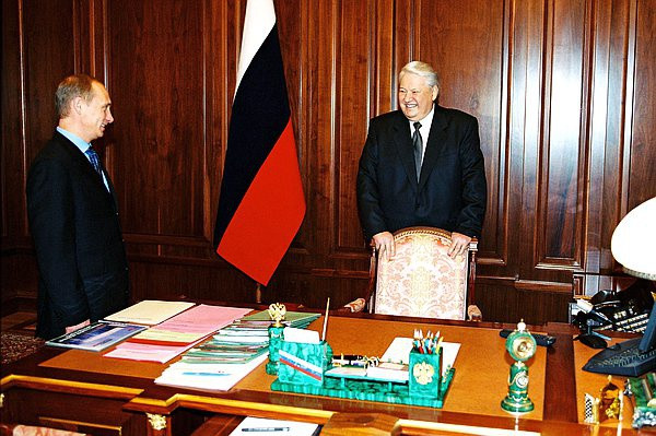 Cổng thông tin chính thức của Tổng thống Nga đã mở mục mới 20.kremlin.ru để dành riêng đăng tải những khoảnh khắc và sự kiện đáng nhớ trong suốt 2 thập kỷ cầm quyền của ông Putin. Bộ sưu tập mới chỉ dừng ở nhiệm kỳ tổng thống đầu tiên của ông Putin từ 2000 - 2004 nhưng đã mang lại nhiều cảm xúc đặc biệt. Vào ngày 31/12 /1999, tổng thống đầu tiên của Nga Boris Yeltsin từ chức trước thời hạn và trao quyền lại cho ông Vladimir Putin.