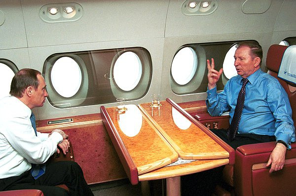 Ông Putin và người đồng cấp Ukraine Leonid Kuchma có cuộc gặp tại Kiev ngày 18/4/2000. Cùng ngày, hai nhà lãnh đạo đã đến thăm Sevastopol, thành phố cảng phía tây nam bán đảo Crimea.