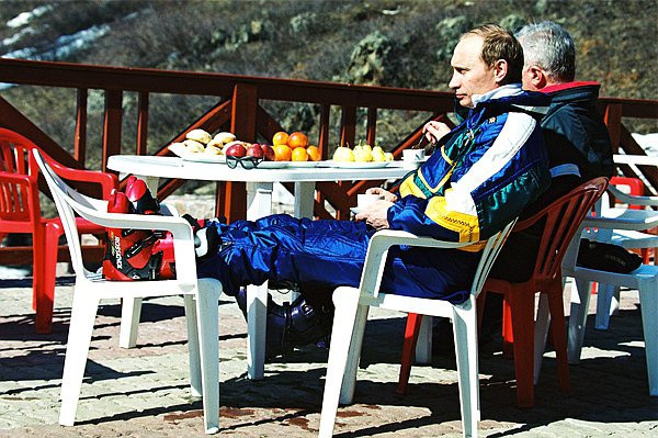 Ông Putin tại khu nghỉ dưỡng trượt tuyết Abzakovo, Cộng hòa Bashkortostan thuộc Nga tháng 3/2000 sau chuyến công tác đầu tiên trên cương vị tổng thống đến vùng Chelyabinsk. Cuộc bầu cử sớm diễn ra vào ngày 26/3/2000 sau khi ông Yeltsin từ chức. Ông Putin có 10 đối thủ trong cuộc đua tổng thống, theo Ủy ban Bầu cử Nga.