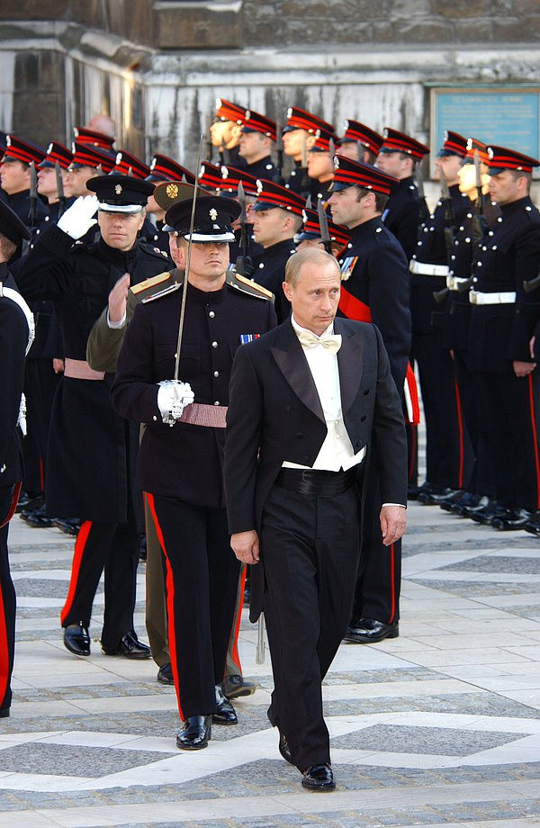 Tổng thống Putin và phu nhân tham dự buổi chiêu đãi long trọng được tổ chức tại Cung điện Buckingham. Ông Putin lần đầu mặc áo đuôi tôm đen, đeo nơ trắng, sánh bước bên phu nhân và vợ chồng Nữ hoàng Anh. “Thật sự là lần đầu mặc nên tôi chưa thể nói là thích. Nó không được thoải mái lắm”, ông Putin nói về bộ trang phục.