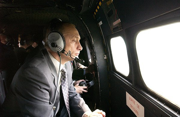 Ông Putin bay đến Evian, Pháp, để tham dự hội nghị thượng đỉnh G8 đầu tháng 6/2003.