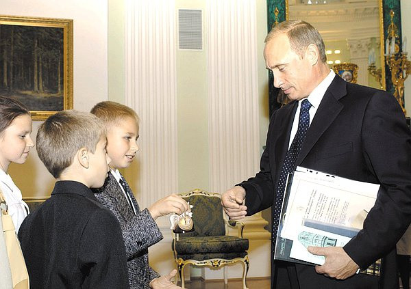 Tổng thống Putin mời một lớp học của trường Lomonosovskaya Gimnaziya ở Riga, thủ đô Latvia, đến Moscow. Người đứng đầu nước Nga kể với các em học sinh rằng môn học yêu thích của ông là lịch sử và chia sẻ mình làm gì vào thời gian rảnh. Ông Putin nhắc nhở rằng các trường học tiếng Nga ở Latvia cần thúc đẩy quan hệ Nga - Latvia. Ông cũng bày tỏ khi có dịp sẽ đi tham quan cùng lớp học này ở Latvia.